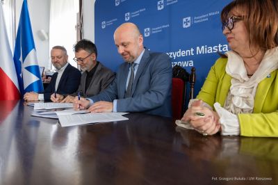 zdjęcie z podpisania umowy z firmą ABM Architektura Nieruchomości z Gliwic - wykonawcą szkoły na osiedlu Budziw&oacute;j w Rzeszowie, fot. Grzegorz Bukała, Urząd Miasta Rzeszowa